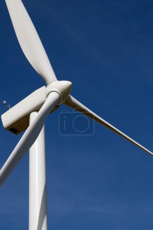 éolienne sur ciel bleu