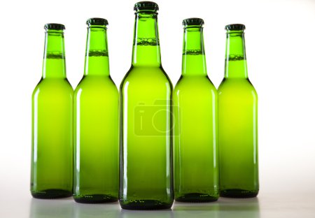 Bouteilles de bière sur fond blanc 