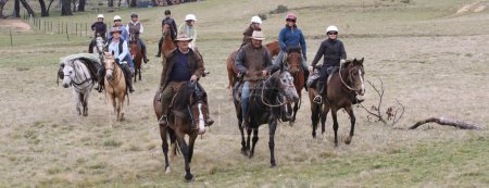 Groupe de cavaliers dans l'Outback 