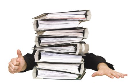 Humain derrière une pile de classeurs à anneaux 