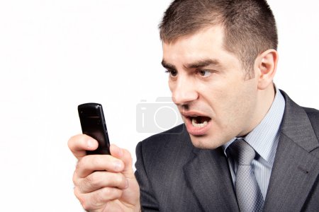 homme d'affaires stressé criant au téléphone 