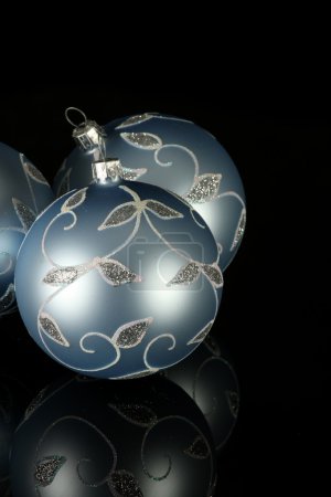 Ornement en verre bleu 