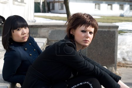 Deux amies marchant en plein air 