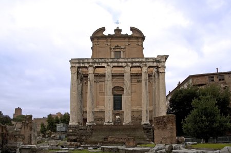 Tempio di Antonio e Faustina à Rome 