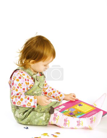 Fille lit le livre 