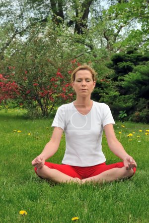 Jeune femme faisant du yoga - méditation 
