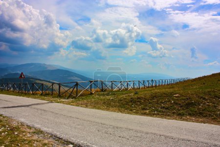 Belle clôture en bois dans les Apennins 