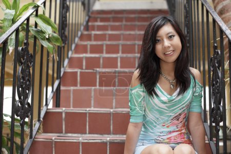 Jeune femme asiatique sur un escalier 