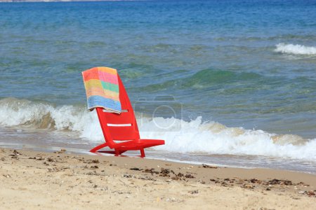 Une chaise vide sur une plage 