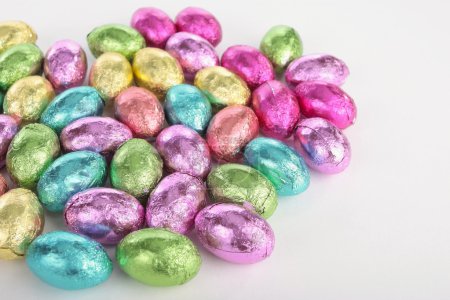Oeufs de Pâques colorefd sur blanc 