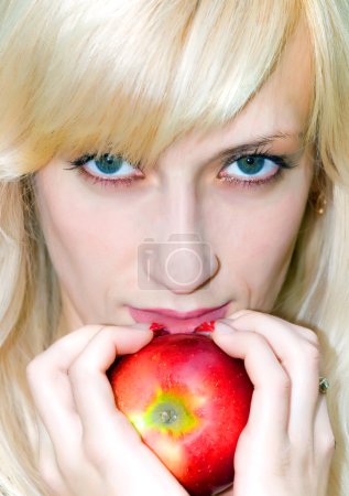 Fille avec pomme 
