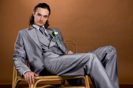 jeune homme en costume