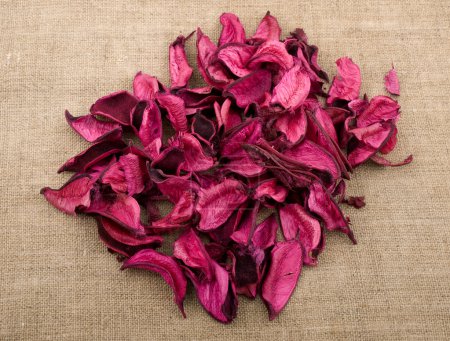 Fleurs artisanales dans un petit seau .