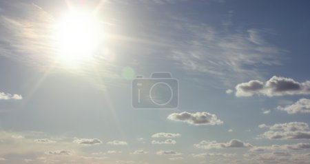 ciel bleu avec soleil