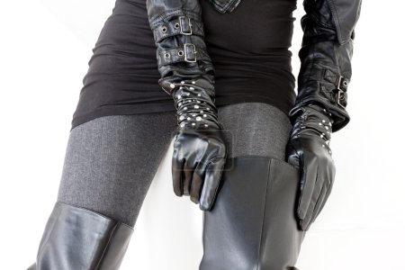 détail de la femme portant des vêtements noirs à la mode 