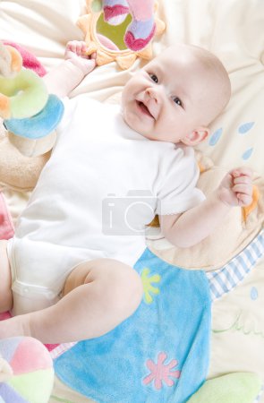 Bébé fille couché sur le tapis de jeu 