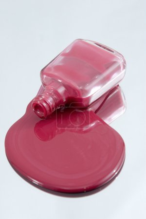 vernis à ongles renverser sur un miroir 