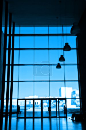 Silhouette à l'immeuble de bureaux 