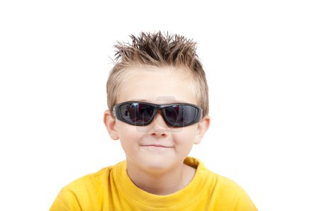 Garçon souriant avec des lunettes de soleil 