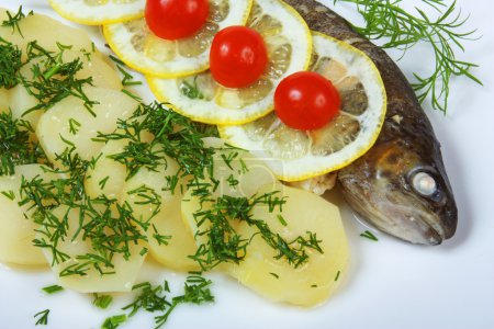 Poisson cuit au four avec pommes de terre 