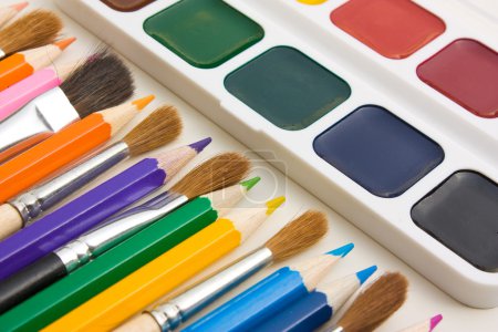 Outils de dessin isolés sur fond blanc 