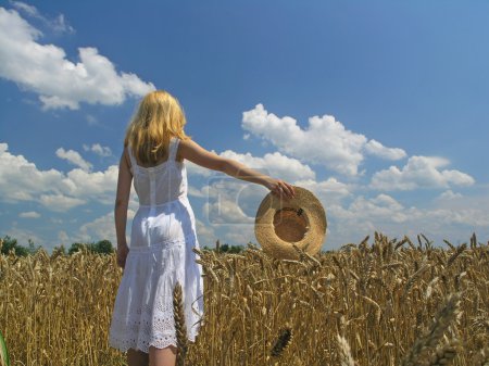 Fille dans le champ 