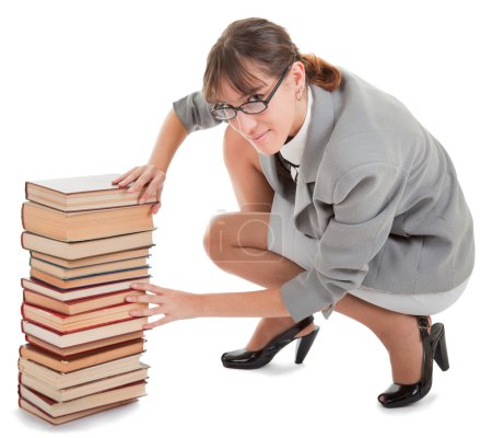 femme et une pile de livres