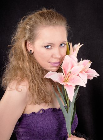 portrait d'une fille avec une fleur 