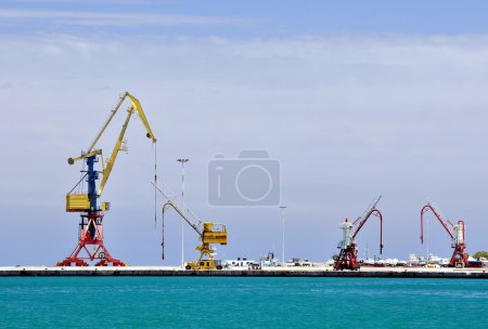 Grues et matériel de chargement .