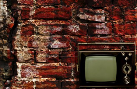 Vieille télévision avec fond grunge 