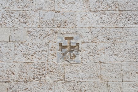 Croix sculptée dans un mur .