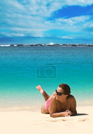 Femme mûre dans la plage 