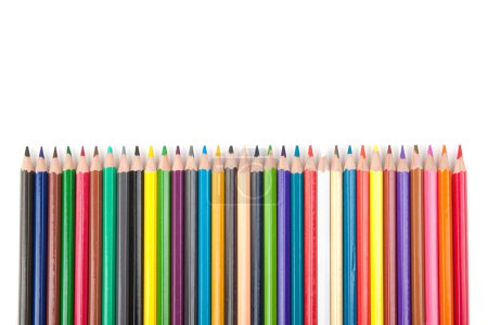 crayons de couleur isolés sur blanc