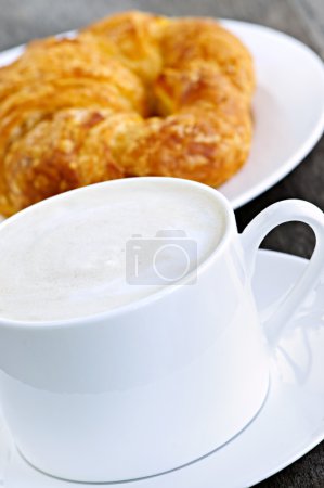 Latte café et croissant 