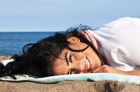Jeune femme amérindienne à la plage 