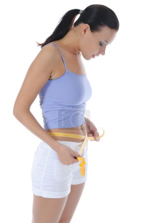 Jeune fille sportive mesurant la taille .