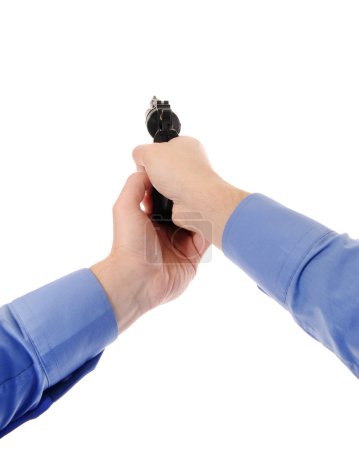 homme tenant une arme