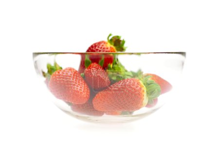 fraises juteuses dans un bol isolé sur blanc