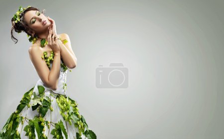 Jeune beauté portant une robe écologique 