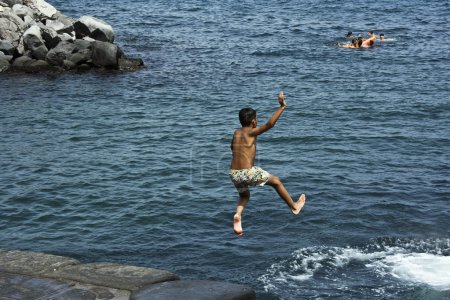 Enfant sautant dans la mer 