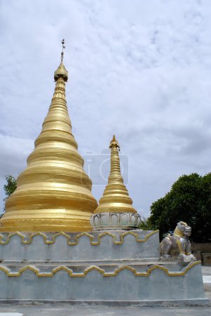 Stupa et chien-lion 