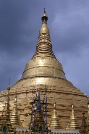 Darl nuages et stupa 