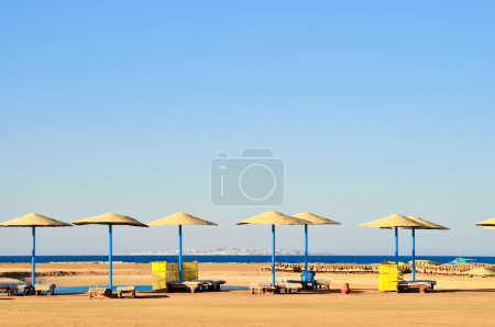 Parapluies en paille sur la plage d'Egypte 