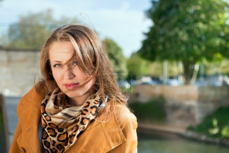 Portrait de la jeune belle femme en plein air