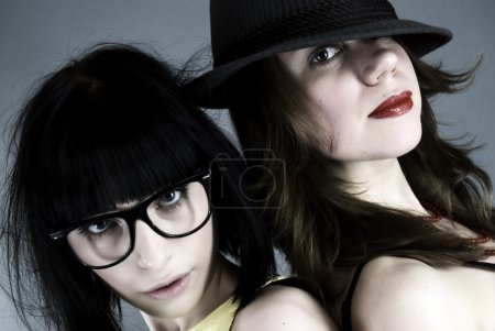 deux jeunes brunes sexy 