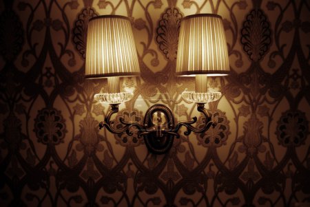 Photo de lampe murale avec faible luminosité 