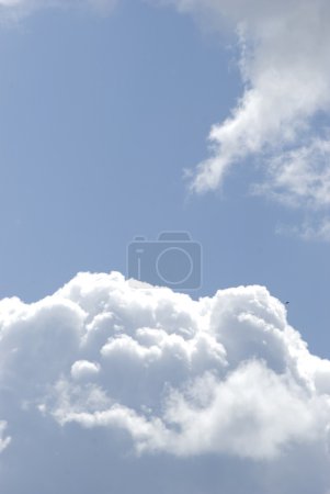 ciel bleu avec cumuli blancs 